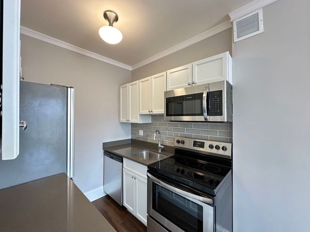 817 W Lakeside Place 711, Chicago, IL 60640