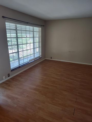 2201 Fountain View Drive W 14J, Houston, TX 77057