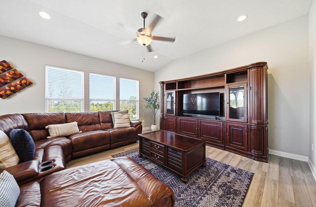 438 Bethpage Boulevard, Commercial Point, OH 43116