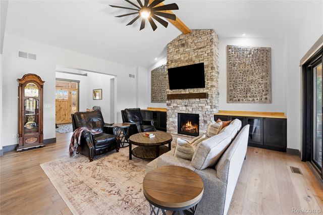 1920 Woodcreek Drive, Brighton Township, MI 48114