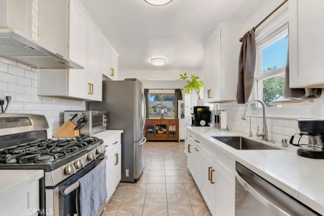 7533 Hatillo Avenue, Winnetka, CA 91306