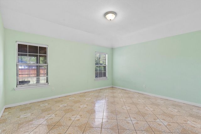 908 E Belknap Street, Ennis, TX 75119
