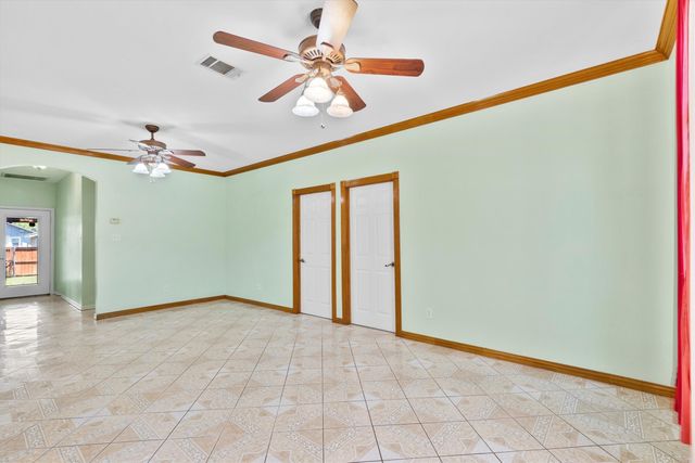908 E Belknap Street, Ennis, TX 75119