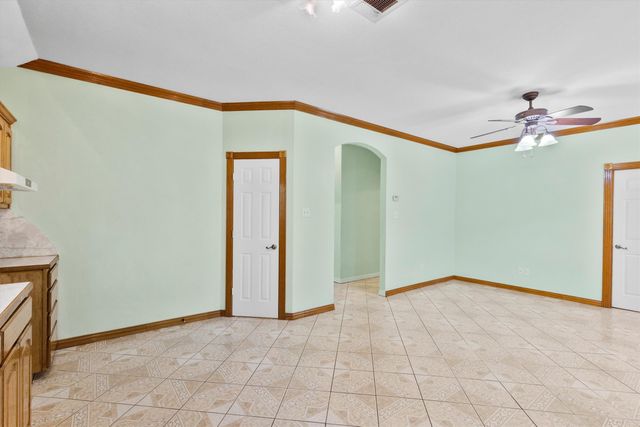 908 E Belknap Street, Ennis, TX 75119