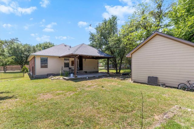 908 E Belknap Street, Ennis, TX 75119