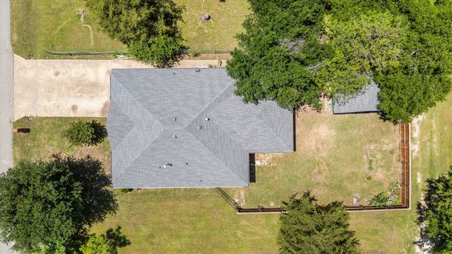 908 E Belknap Street, Ennis, TX 75119