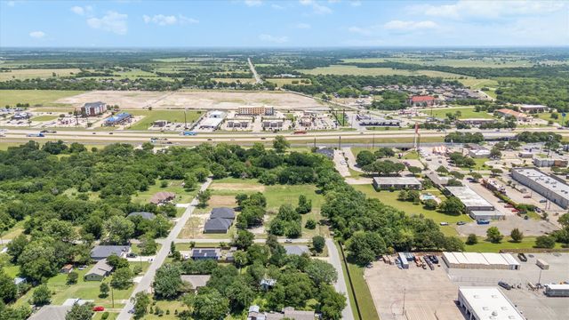 908 E Belknap Street, Ennis, TX 75119