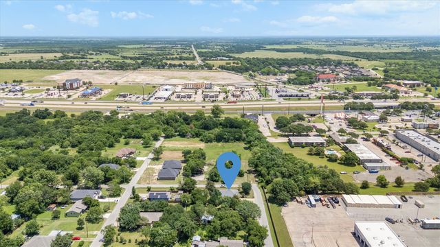 908 E Belknap Street, Ennis, TX 75119