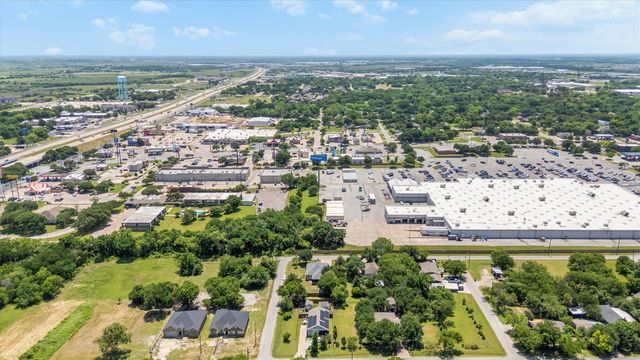 908 E Belknap Street, Ennis, TX 75119