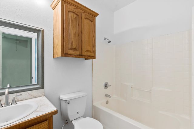 908 E Belknap Street, Ennis, TX 75119