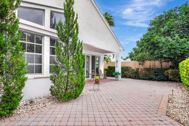 999 Lytham Court, West Palm Beach, FL 33411
