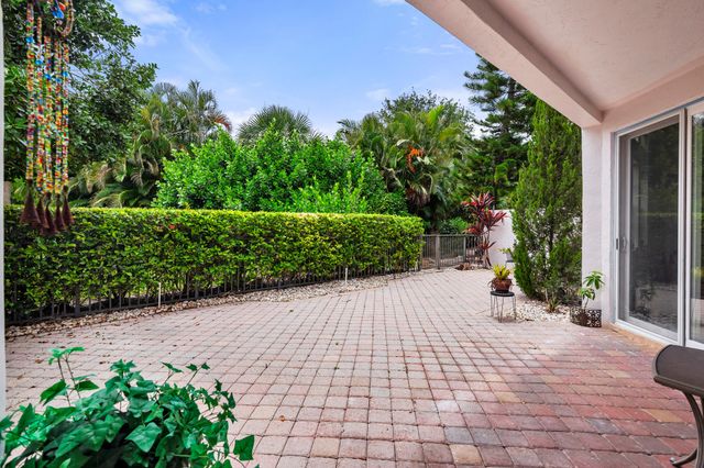 999 Lytham Court, West Palm Beach, FL 33411