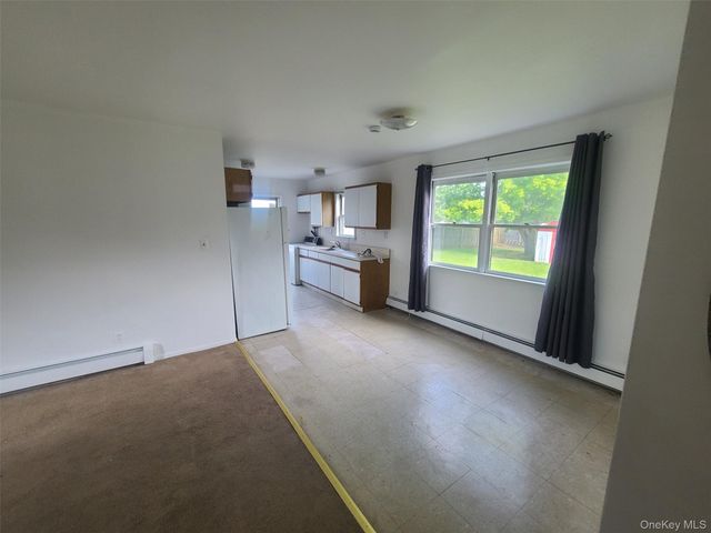 4 E Walnut Street Floor 1, Central Islip, NY 11722