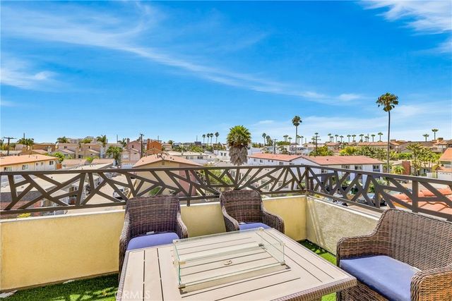 211 Chicago Ave, Huntington Beach, CA 92648