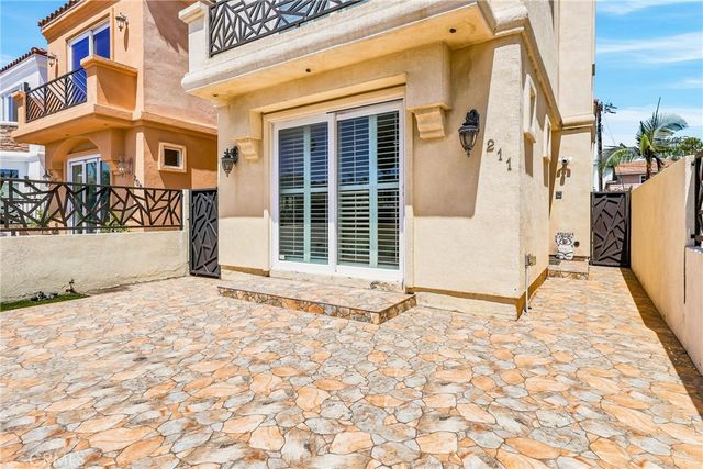 211 Chicago Ave, Huntington Beach, CA 92648
