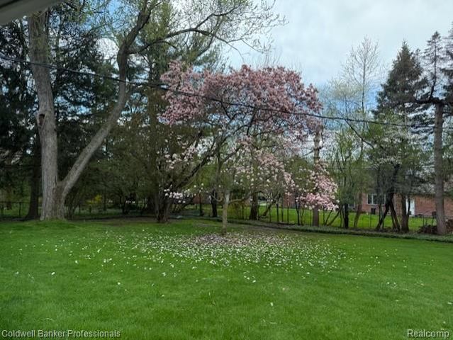 499 Sunningdale Drive, Grosse Pointe Woods, MI 48236