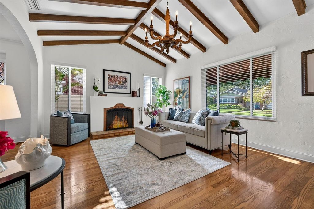 Image 11 of property listing at 636 15TH AVENUE NE, St Petersburg, FL 33704