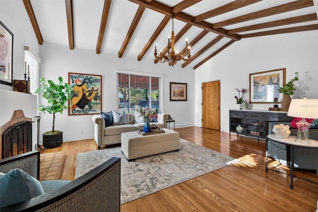 Image 13 of property listing at 636 15TH AVENUE NE, St Petersburg, FL 33704