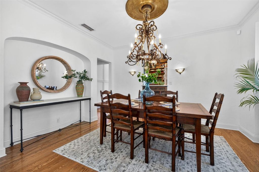 Image 16 of property listing at 636 15TH AVENUE NE, St Petersburg, FL 33704