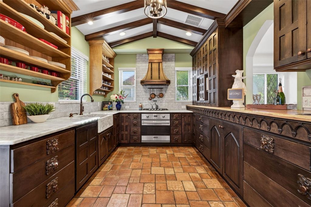 Image 18 of property listing at 636 15TH AVENUE NE, St Petersburg, FL 33704