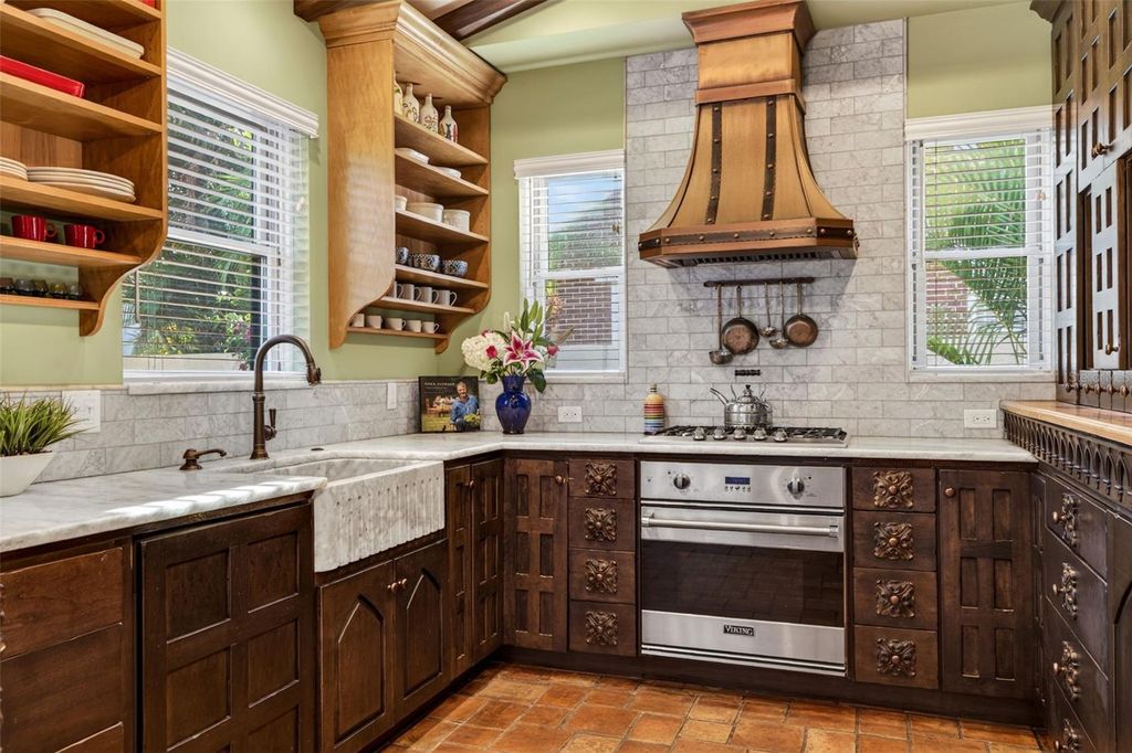 Image 21 of property listing at 636 15TH AVENUE NE, St Petersburg, FL 33704