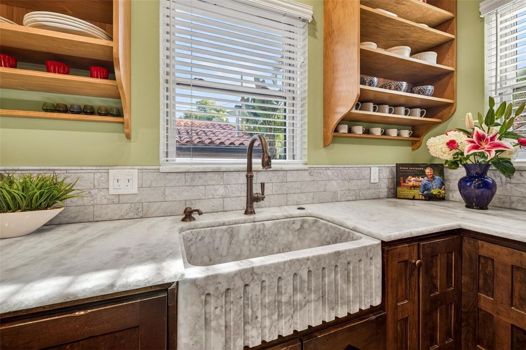 Image 22 of property listing at 636 15TH AVENUE NE, St Petersburg, FL 33704