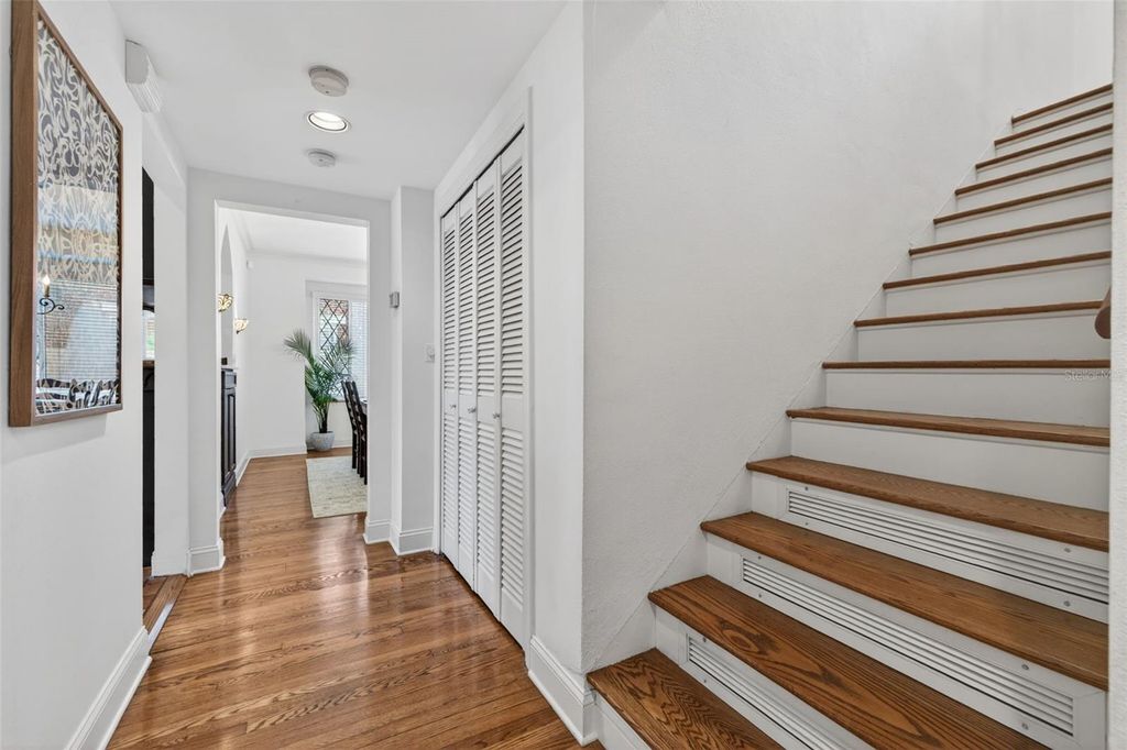 Image 25 of property listing at 636 15TH AVENUE NE, St Petersburg, FL 33704