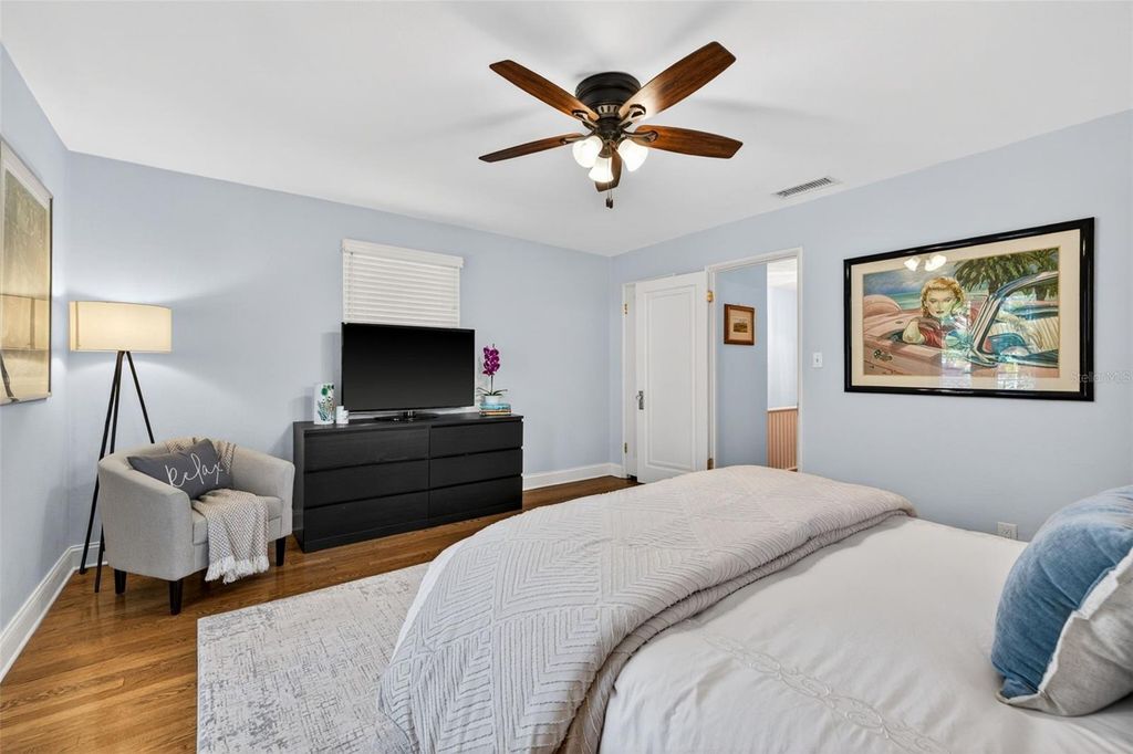 Image 30 of property listing at 636 15TH AVENUE NE, St Petersburg, FL 33704