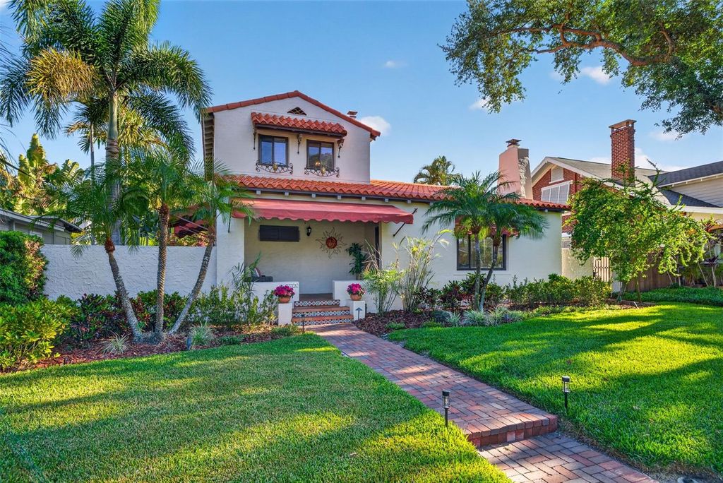 Image 4 of property listing at 636 15TH AVENUE NE, St Petersburg, FL 33704