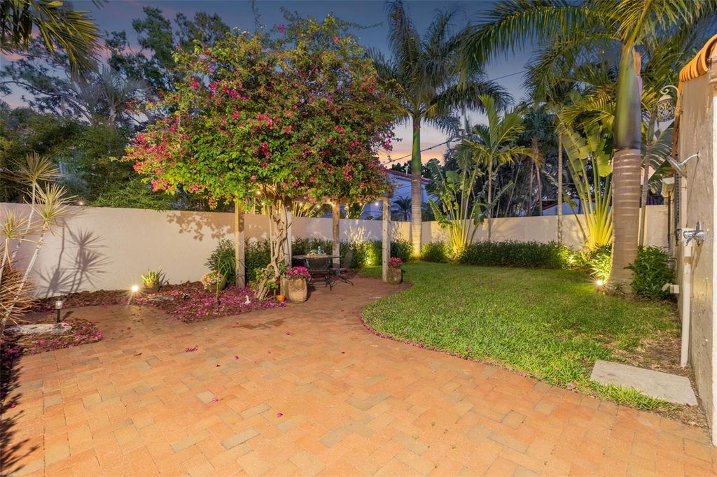 Image 37 of property listing at 636 15TH AVENUE NE, St Petersburg, FL 33704