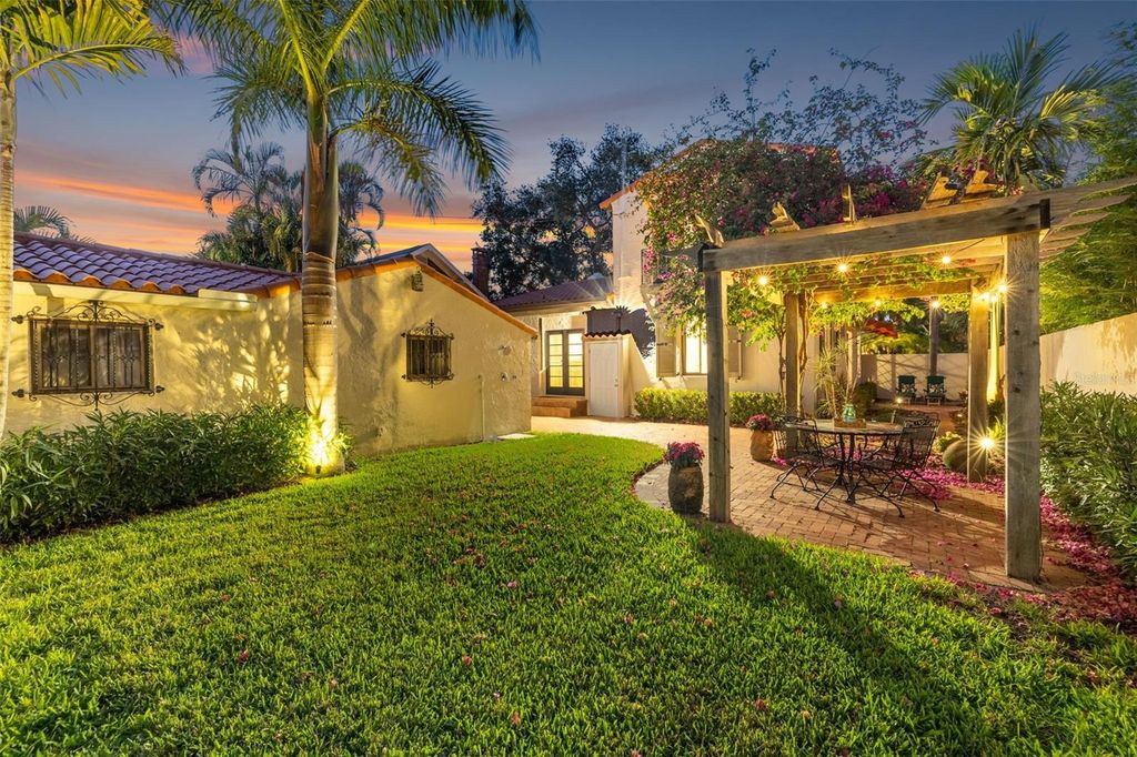 Image 38 of property listing at 636 15TH AVENUE NE, St Petersburg, FL 33704