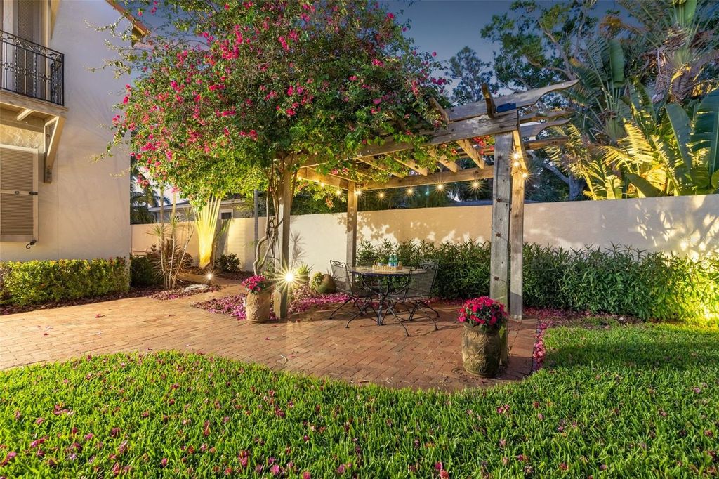 Image 39 of property listing at 636 15TH AVENUE NE, St Petersburg, FL 33704