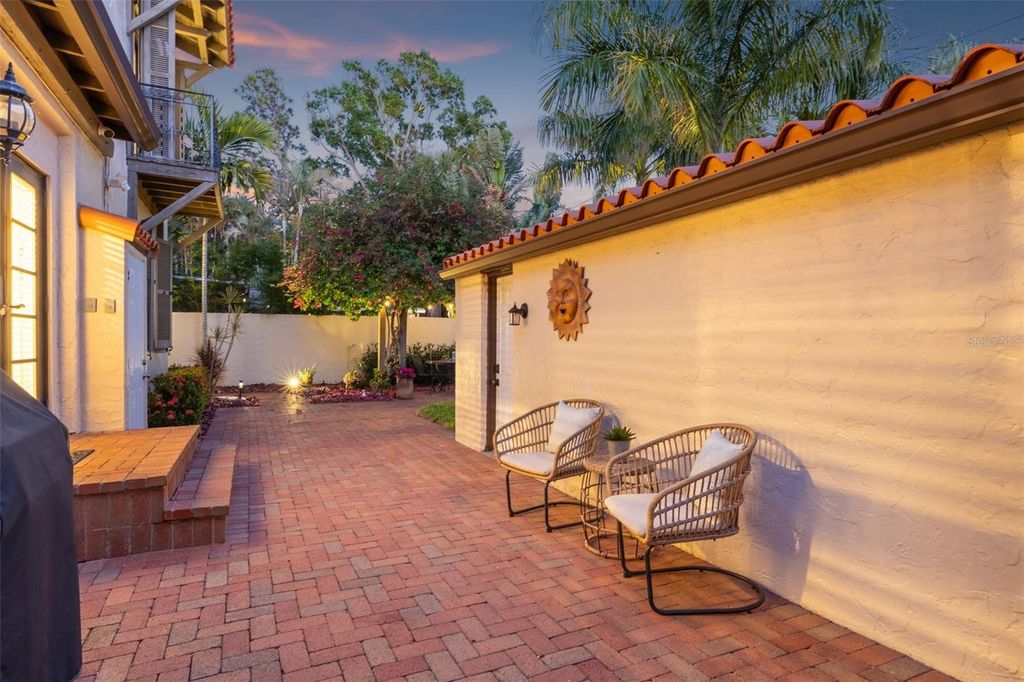 Image 40 of property listing at 636 15TH AVENUE NE, St Petersburg, FL 33704