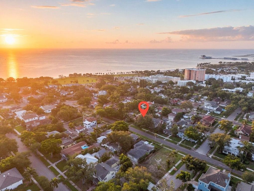 Image 5 of property listing at 636 15TH AVENUE NE, St Petersburg, FL 33704