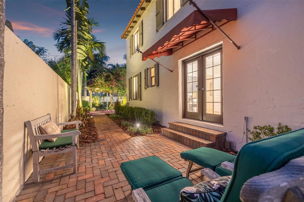 Image 41 of property listing at 636 15TH AVENUE NE, St Petersburg, FL 33704