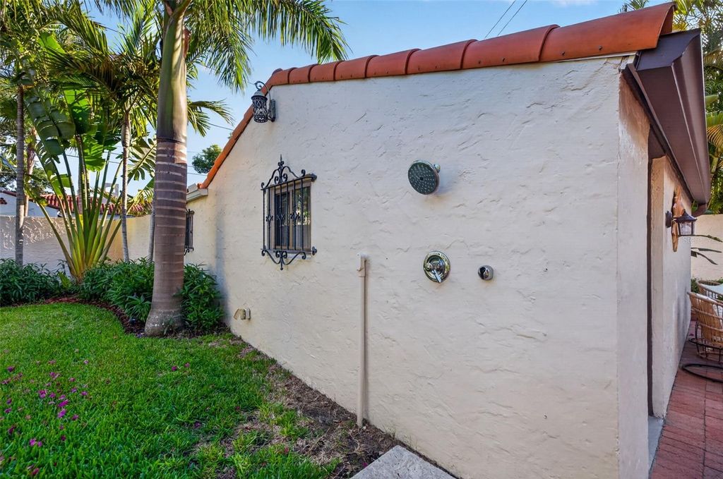 Image 42 of property listing at 636 15TH AVENUE NE, St Petersburg, FL 33704