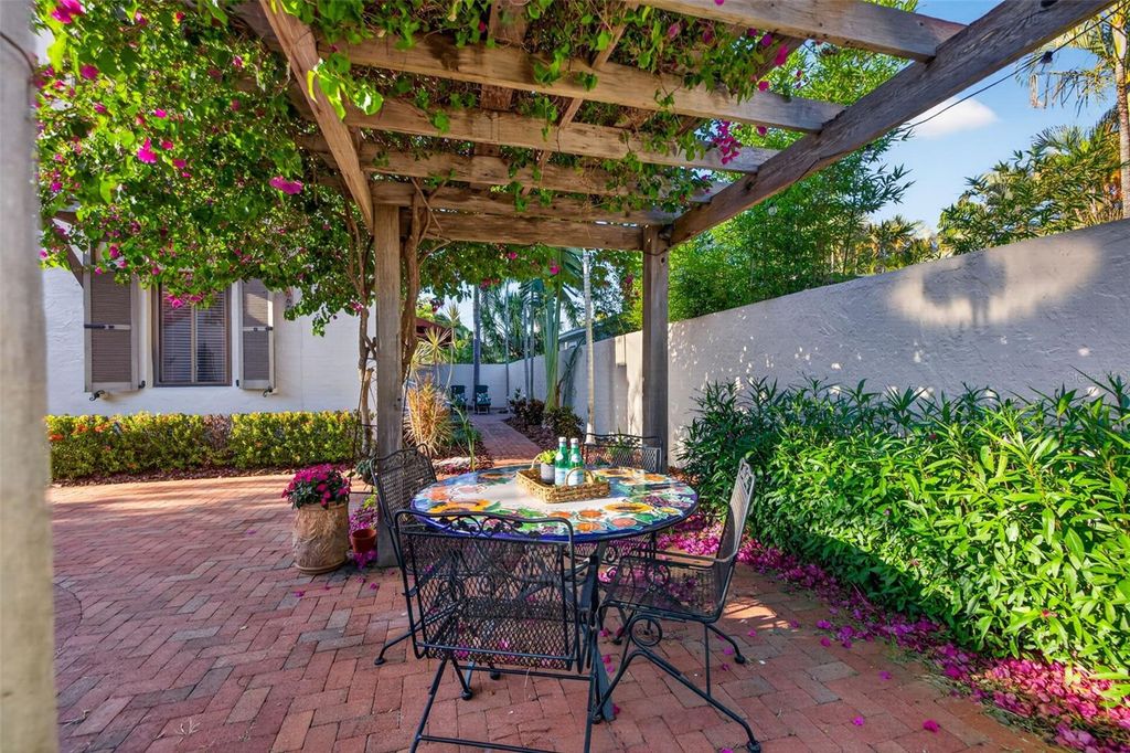 Image 43 of property listing at 636 15TH AVENUE NE, St Petersburg, FL 33704