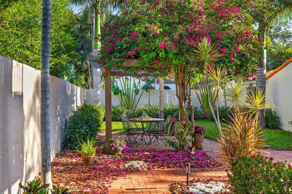 Image 44 of property listing at 636 15TH AVENUE NE, St Petersburg, FL 33704