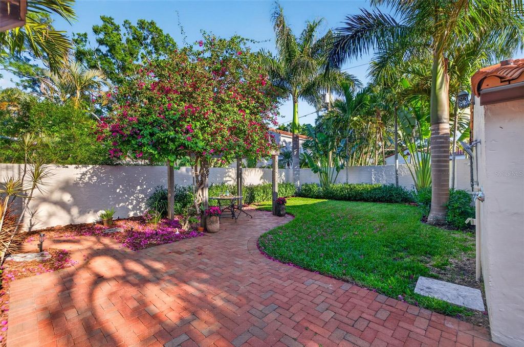 Image 45 of property listing at 636 15TH AVENUE NE, St Petersburg, FL 33704