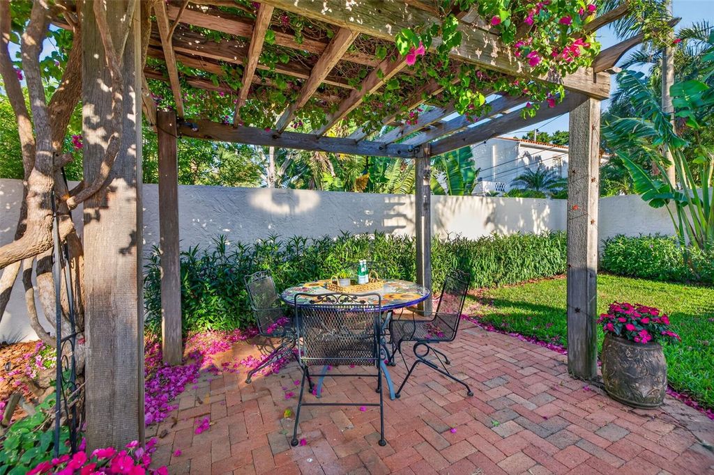 Image 46 of property listing at 636 15TH AVENUE NE, St Petersburg, FL 33704