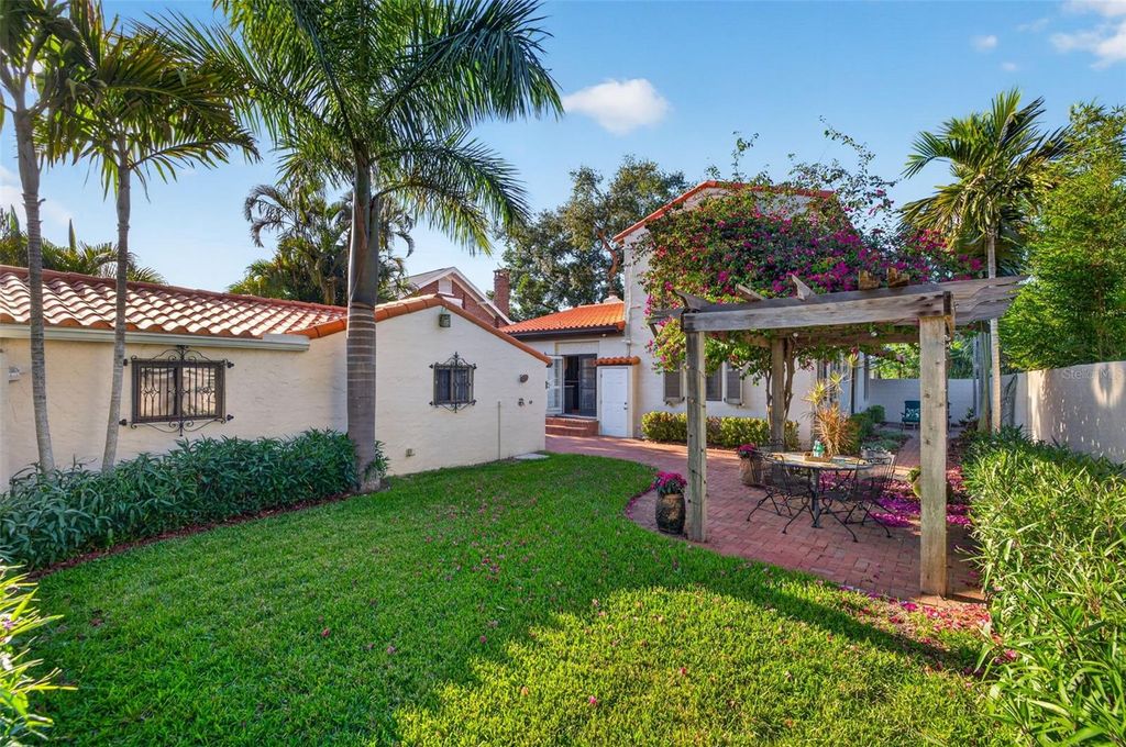 Image 48 of property listing at 636 15TH AVENUE NE, St Petersburg, FL 33704