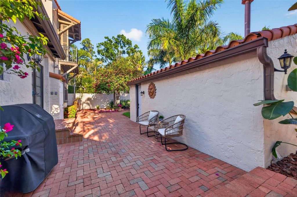 Image 49 of property listing at 636 15TH AVENUE NE, St Petersburg, FL 33704