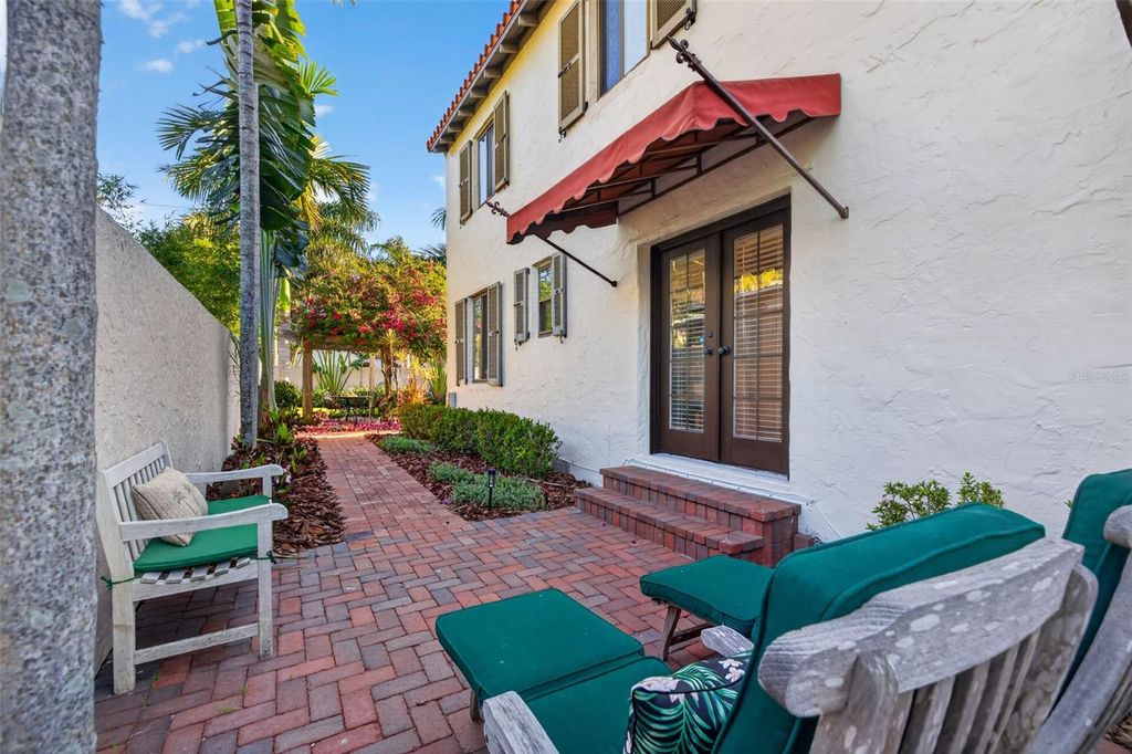 Image 50 of property listing at 636 15TH AVENUE NE, St Petersburg, FL 33704