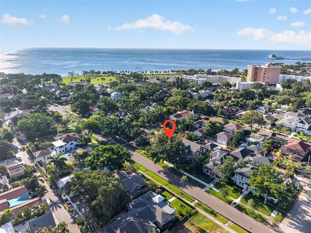 Image 6 of property listing at 636 15TH AVENUE NE, St Petersburg, FL 33704