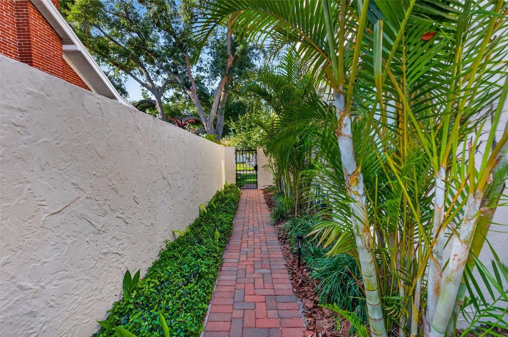 Image 52 of property listing at 636 15TH AVENUE NE, St Petersburg, FL 33704