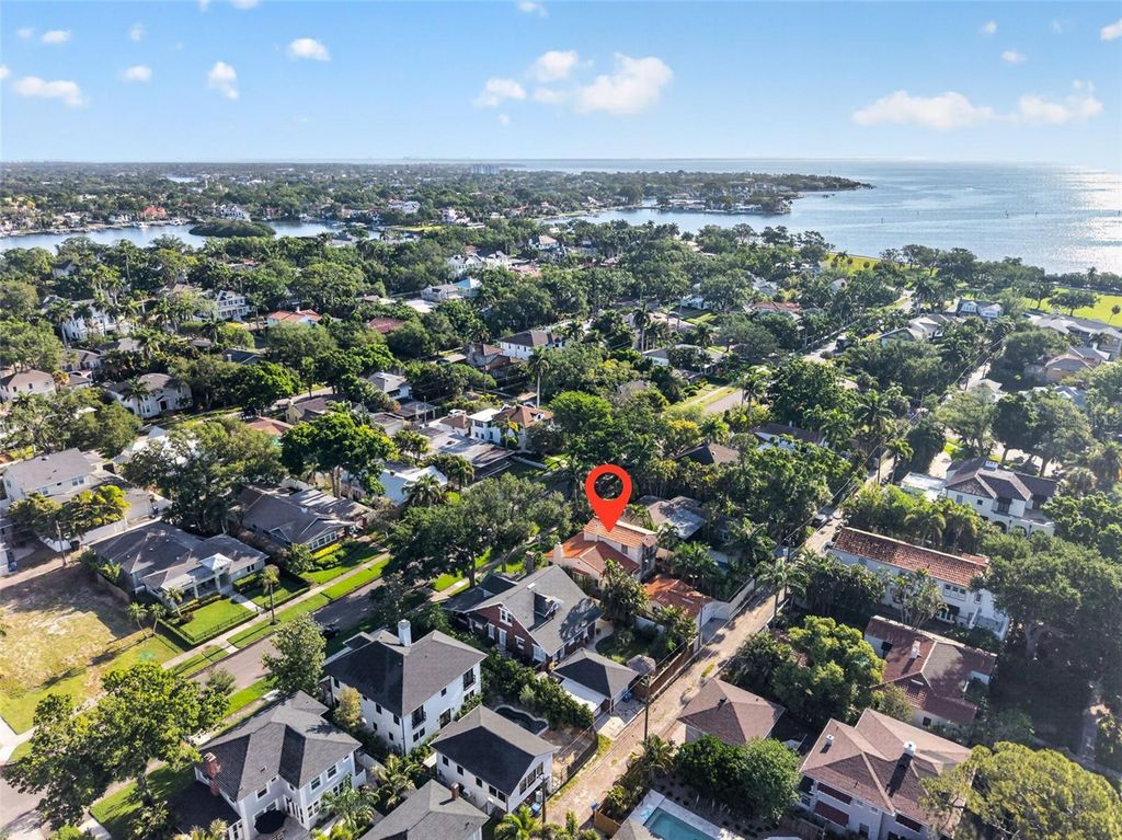 Image 7 of property listing at 636 15TH AVENUE NE, St Petersburg, FL 33704