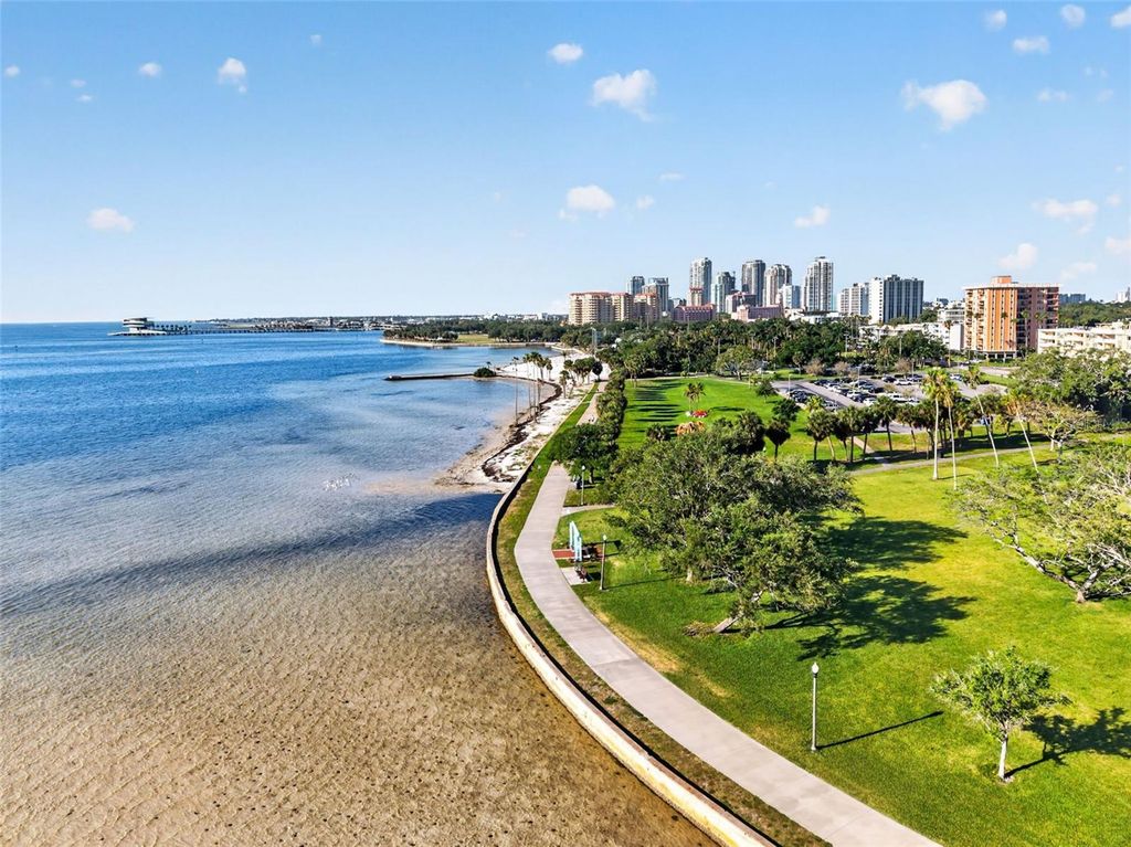 Image 8 of property listing at 636 15TH AVENUE NE, St Petersburg, FL 33704