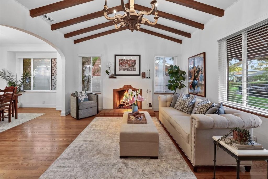 Image 10 of property listing at 636 15TH AVENUE NE, St Petersburg, FL 33704