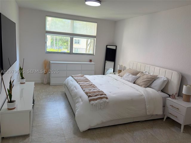 8225 Lake Dr 205, Doral, FL 33166