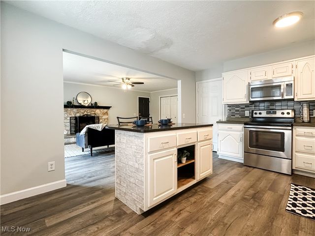 21 Cherry Hills Drive, Belpre, OH 45714